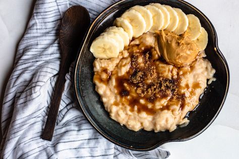 This rice porridge is a common breakfast in Chad! It resembles oatmeal and is topped with brown sugar, peanut butter, and bananas. Rice Porridge Recipe, Making Oatmeal, Recipe For Rice, Oatmeal For Breakfast, Oatmeal How To Make, Breakfast Rice, Breakfast Porridge, Spiced Rice, Porridge Recipes