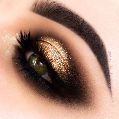 Black And Gold Eyeshadow, Makeup Cantik, Make Up Designs, Make Up Gold, Black Eye Makeup, Gold Smokey Eye, Gold Makeup Looks, Alat Makeup, Gold Eye Makeup