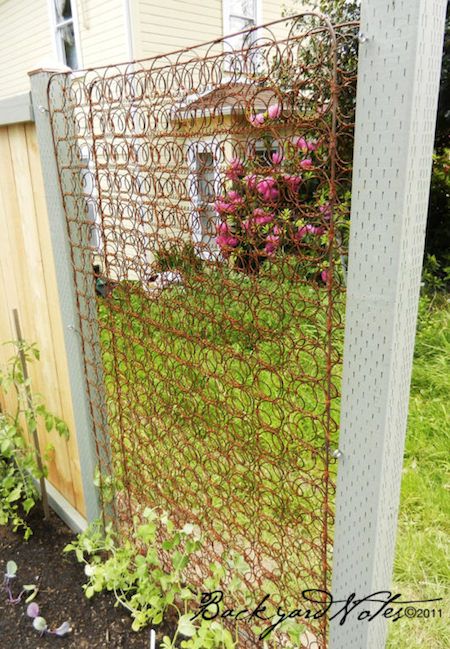 Upcycled Garden Ideas #garden #diy #spring Old Bed Springs, Vasos Vintage, Pergola Diy, Diy Garden Trellis, Diy Trellis, Garden Vines, Bed Springs, Climbing Plants, Garden Trellis