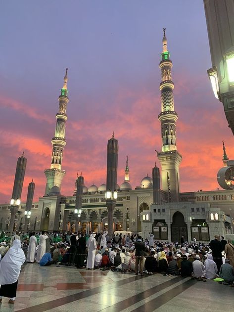 Medina Islam, Medina Saudi Arabia, Life In Saudi Arabia, Mecca Madinah, Beautiful Mosques, Sky View, Dream Lifestyle, Beautiful Islamic Quotes, Beautiful Scenery Nature