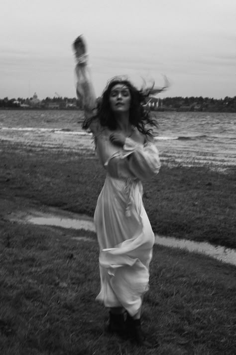 Model spins around herself, one arm extended to the sky. Windy Photoshoot, Windy Portrait, Violin Aesthetic, Collage Images, Photoshoot Aesthetic, Ig Model, Poses Photography, Pretty Dress, A Storm