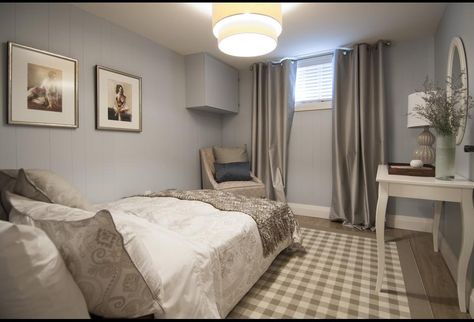 This basement bedroom is bright and cozy! Love the painted wall panels, adding texture and character. Basement Window Curtains, Cozy Chic Bedroom, Small Basement Bedroom, Basement Bedroom Ideas, Basement Guest Rooms, Modern Basement, Cozy Basement, Basement Bedroom, Basement Apartment