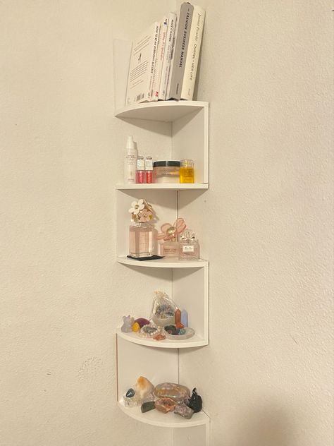 Corner Shelf Aesthetic, Corner Shelves Bedroom Aesthetic, Corner Shelves Aesthetic, Dior Aesthetic Room, Dior Room Aesthetic, Crystals Tiktok, Corner Shelves Bedroom, Book Room Ideas, Corner Shelf Decor