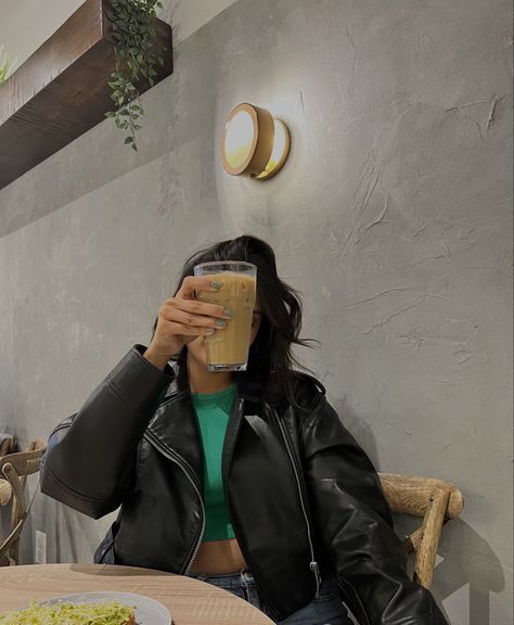 Poses For Pictures Instagram Coffee Shop, No Face Coffee Photo, No Face Outfit Pic Aesthetic, No Face Photo Ideas Instagram Aesthetic, No Face Photo Aesthetic, No Face Aesthetic Pictures, Coffe Outfits, Cafe Pic Ideas, No Face Poses Aesthetic