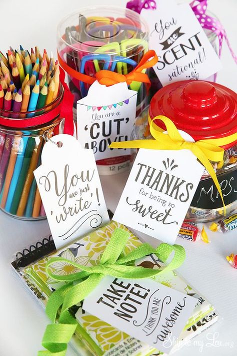 These Free Printable Teacher Appreciation Gift Tags are so cute! Simply print and pair with your gift for any easy idea. Counselor Appreciation, Teacher Appreciation Gifts Printables, Printable Teacher Appreciation, Teachers Appreciation, Teacher Appreciation Printables, Skip To My Lou, Teacher Gift Tags, Cute Teacher Gifts, Appreciation Ideas