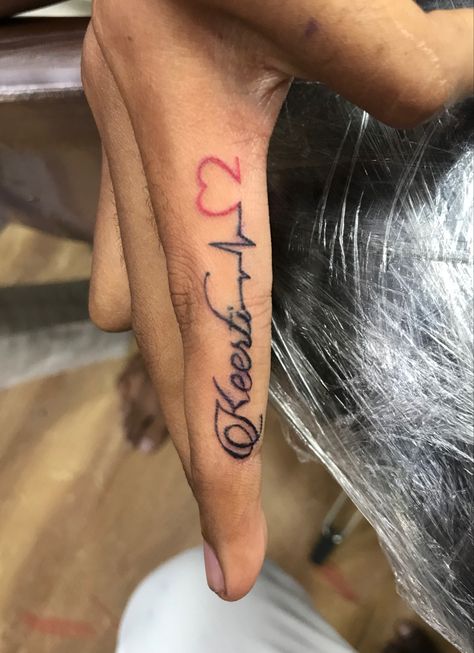 Brother Name Tattoo Ideas, Name Tattoo For Boyfriend, Couple Tattoos Names Ideas, Brother Name Tattoos, Girlfriend Name Tattoos For Men, Gf Name Tattoo Ideas, Boyfriend Tattoo Ideas Names, Tattoo Heartbeat, Name Tattoos For Men