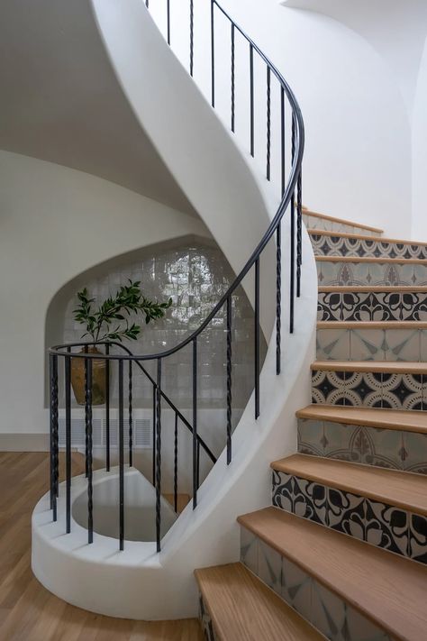 Spanish Modern Interior, Spanish Stairs, Modern Spanish Decor, Garden Gate Ideas, Mediterranean Staircase, Spanish Style Home Interior, Spanish Mediterranean Homes, Modern Mexican Home Decor, Spanish Interior Design