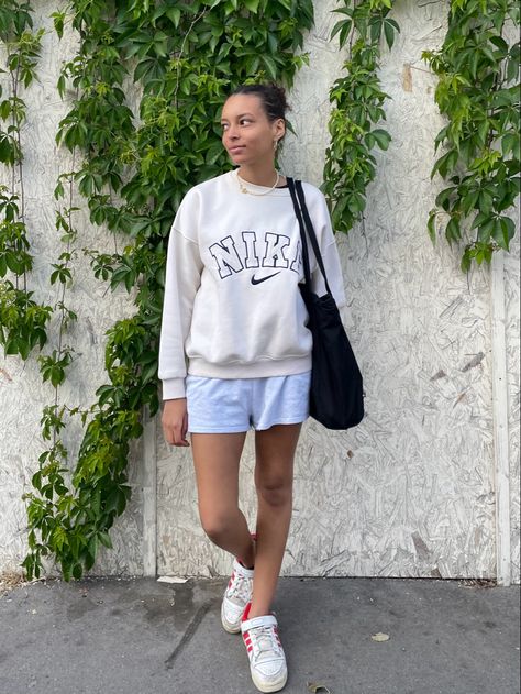 Casual spring outfit summer outfit model off duty shorts oversized jumper nike trainers casual errands outfit airport outfit style Casual Errands Outfit, Outfit Airport, Casual Spring Outfit, Errands Outfit, Model Off Duty, Nike Trainers, Oversized Jumper, Models Off Duty, Casual Spring