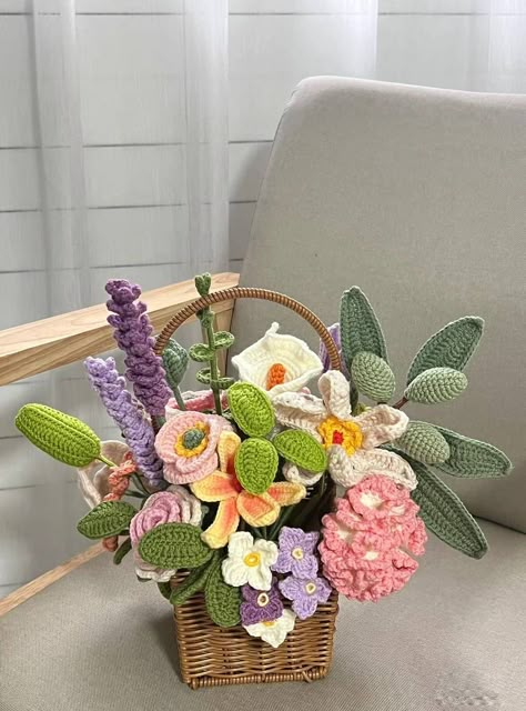 flowers basket Basket Flowers, Crochet Garden, Crochet Flowers Easy, Crochet Bouquet, Crochet Plant, Crochet Business, Knitted Flowers, Handmade Baskets, Crochet Flower Tutorial