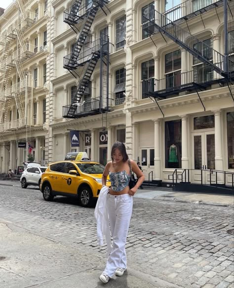 @allysha.yung on instagram Soho Nyc Aesthetic, Nyc Instagram Pictures, Nyc Photo Ideas, Nyc Brownstone, City Outfit Ideas, Ever Since New York, Summer In Nyc, Nyc Pics, Bday Pics