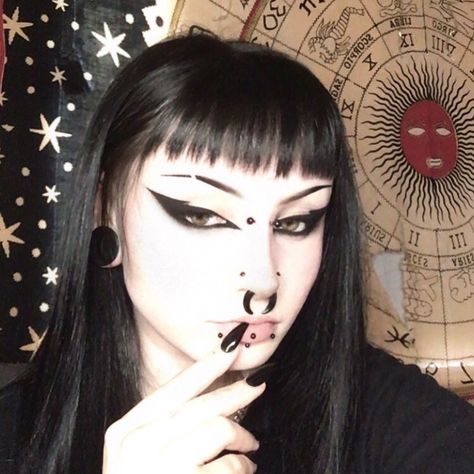 Goth Makeup For School, Goth Makeup Aesthetic, Alternative Eyeliner, Gothic Eyeliner, Goth Eyeliner, Trad Goth Makeup, Goth Eye Makeup, Punk Makeup, Alt Makeup