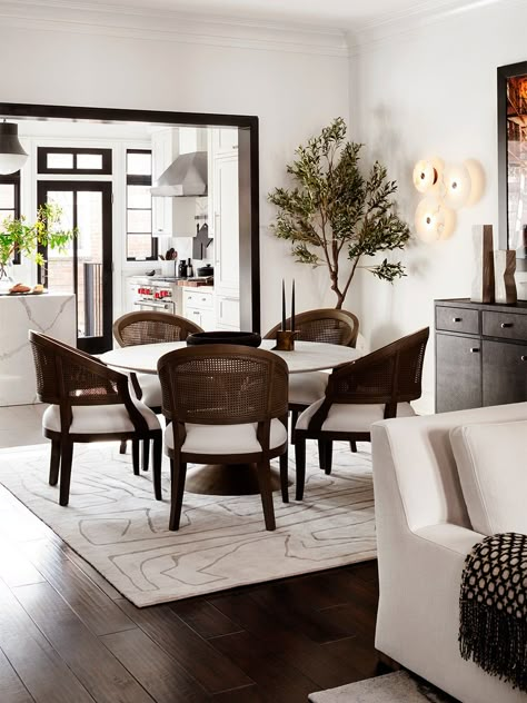 This Georgetown Row House Was Designed Completely Over Zoom Small Luxury Homes, Row House Design, Southern Interior, Dining Room Inspo, Room Design Inspiration, Floor Seating, Row House, Dining Room Inspiration, Dining Room Ideas