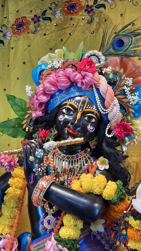 Black Krishna, Hindu Cosmology, Krishna Shringar, Hare Krishna Mantra, Krishna Drawing, Krishna Mantra, Wallpaper Photo Gallery, Hindu Dharma, Lord Krishna Hd Wallpaper