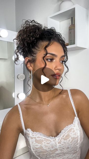 Curly Hair Messy Updo, Curly Girl Updo Hairstyles, Curly Hairstyles For Parties, Curled Bun Hairstyles, Messy Bun Tutorial Curly Hair, Hairstyles For Birthday Party, Olivia Calabio, Bun Updo Tutorial, Curry Bun