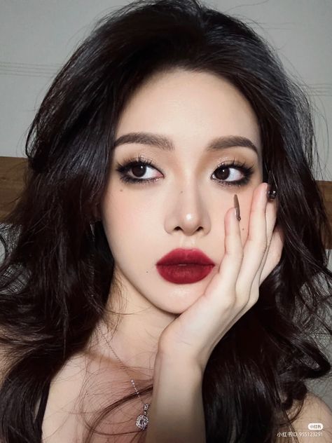 Chinese girl Black Smokey Eye Asian Eyes, Spicy Douyin Makeup, Mafia Makeup Look, Dark Douyin Makeup, Mafia Makeup, Smokey Eye Red Lip, Dark Red Makeup, Red Lipstick Makeup Looks, Black Smokey Eye Makeup