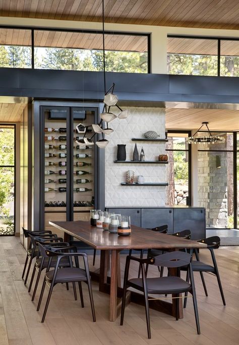 KASHEW RESIDENCE — SARAH JONES INTERIOR DESIGN Modern Lodge Dining Room, Mountain Modern Dining Room, Dining Room In Living Room, Room In Living Room, Mountain Modern Living Room, Dining Room Elegant, Lodge Dining Room, Mountain Bar, Mountain House Interior