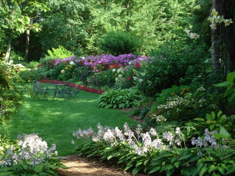 Lynn's garden in Wisconsin - FineGardening Shade Garden Plants, Hosta Gardens, Fine Gardening, Garden Deco, Photo Of The Day, Pretty Plants, Outdoor Landscaping, Shade Garden, Outdoor Plants