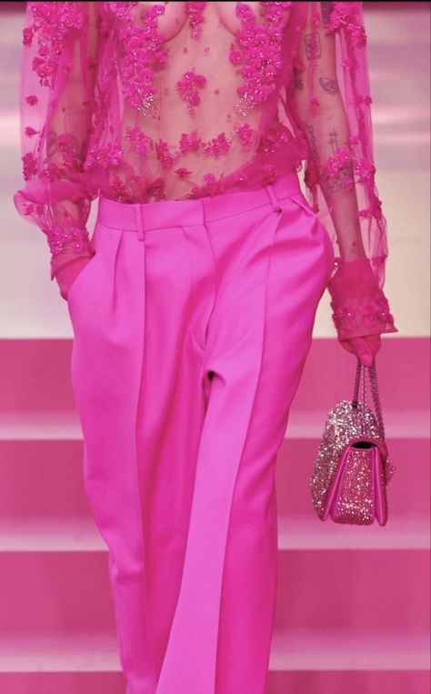 Valentino Pink Fall 2022 - 2023 Pink Valentino, Valentino Pink, Outfit Inspiration Women, Pink Fall, Sweater Ideas, Ugly Christmas Sweaters, Estilo Chic, Pink Pants, Glam Fashion