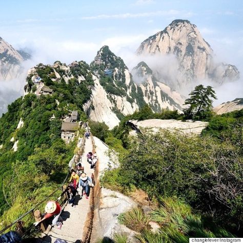 Mount Huashan China, Mount Hua, Sacred Mountain, Mount Washington, Travel Asia, Best Hikes, Asia Travel, Travel Bucket List, Mother Nature