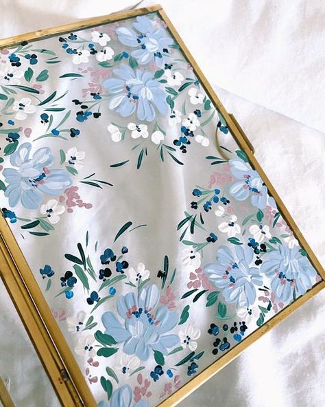 Painted Flower Mirror, Floral Painted Mirror, Flowers Painted On Mirror, Mirror Acrylic Painting, Jewellery Box Painting Ideas, Flower Mirror Painting, Paintings On Mirrors, Painting On A Mirror, Mirror Painting Ideas Art