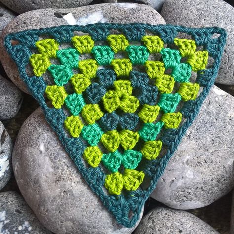 Granny Triangle Crochet Pattern, Triangle Crochet Pattern, Crochet Triangles, Crochet Triangle Pattern, Granny Triangle, Crochet Shapes, Coastal Crochet, Crochet Baby Cap, Bunting Pattern