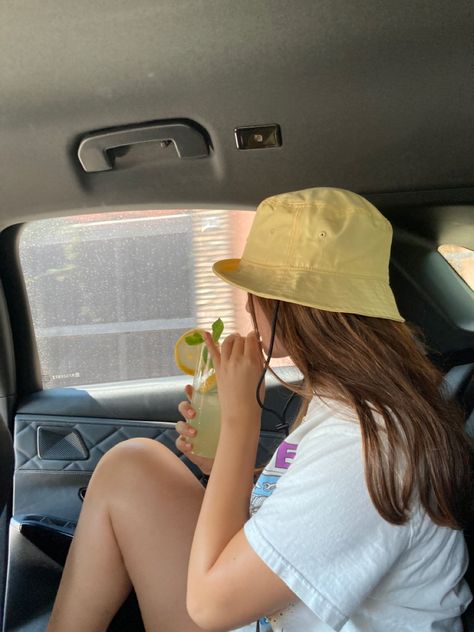 Yellow outfit lemonade lemon 🍋 Yellow Bucket Hat Outfit, Yellow Hat Outfit, Yellow Bucket Hat, Bucket Hat Outfit, Hat Outfit, Yellow Hat, Yellow Outfit, Outfits With Hats, Hats Vintage