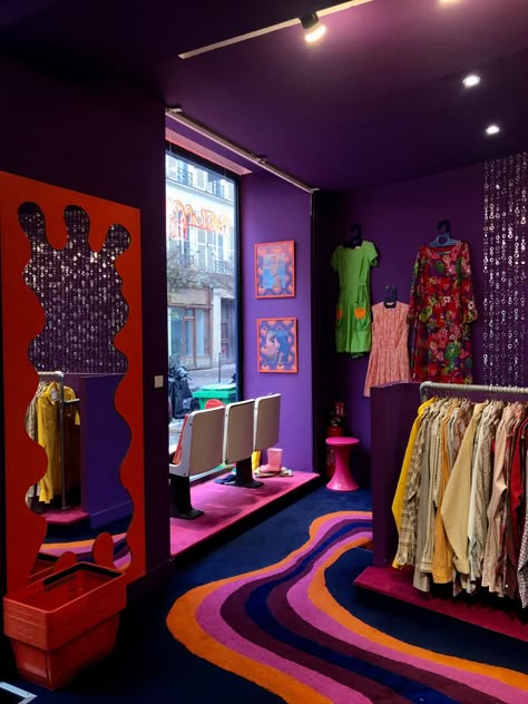 Eclectic Retail Store Design, Colorful Store Interior, Eclectic Store Design, Y2k Store Interior, Pop Up Stall Ideas, Boutique Decor Ideas Retail Store Design, Funky Aesthetic Room, Experiential Marketing Campaigns, Fashion Retail Interior