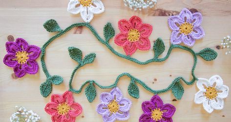 Crochet Borders For Blankets, Crochet Wreath Pattern, Crochet Bunting, Crochet Wreath, Crochet Garland, Crochet Cozy, Crocheted Flowers, Crochet Wall Hangings, Crochet Hair Accessories