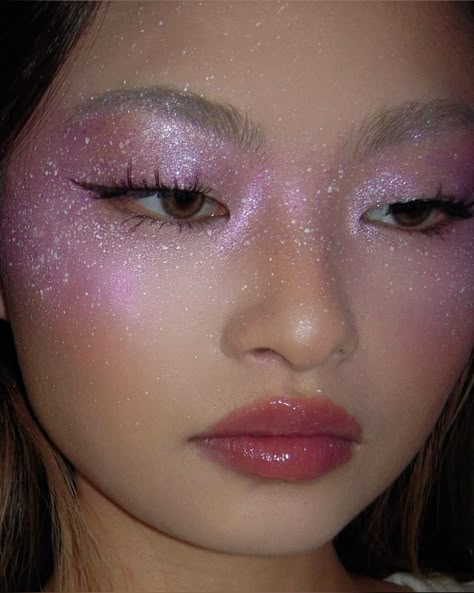 Pink Fairy makeup idea Magical Eye Makeup, Gem Freckles Makeup, Fairy Hair Halloween, Glam Fairy Makeup, Rosetta Fairy Makeup, Fairy God Mother Makeup, Fairy Makeup For Halloween, Pink Goddess Makeup, Pretty Fairy Costume