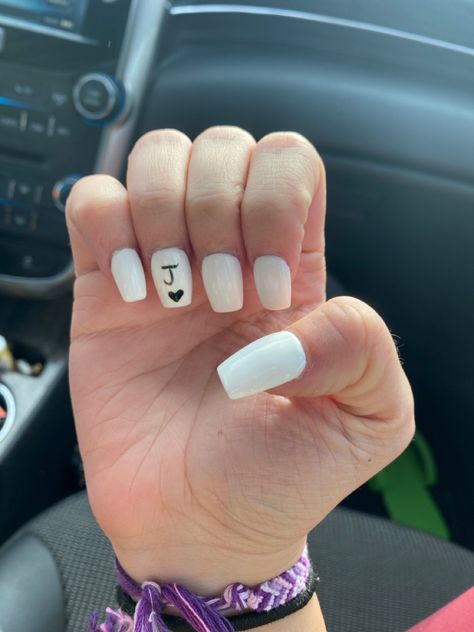 Cute Nails For Your Boyfriend, Nails With Letter L On It, Nail Designs Initials White, Cute Acrylic Nails With Boyfriend Initials, Short Nails With J Initial, Initial Nails Boyfriend Short, Cute Nails With Initials Short, Nails With A Letter On It, White Nails With Boyfriend Initial