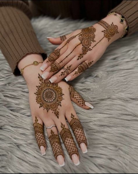 New Latest Design Mehndi, Aesthetic Mehndi Designs Back Hand, Back Hand Design Mehndi, Back Mehendi Designs, Mandala Mehndi Design, Simple Mehendi Designs, Tato Henna, Finger Henna Designs, मेहंदी डिजाइन