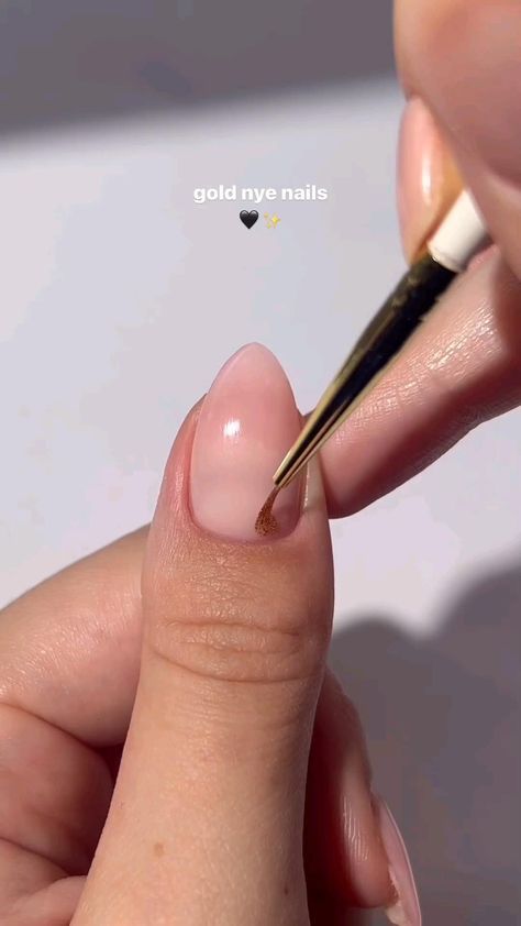 Puffy Wallpaper, Golden Nail Art, Shellac Nail Designs, Quick Nail Art, Paint Nail, Colour Fashion, Nail Art Designs Images, New Nail Art Design, Golden Nails