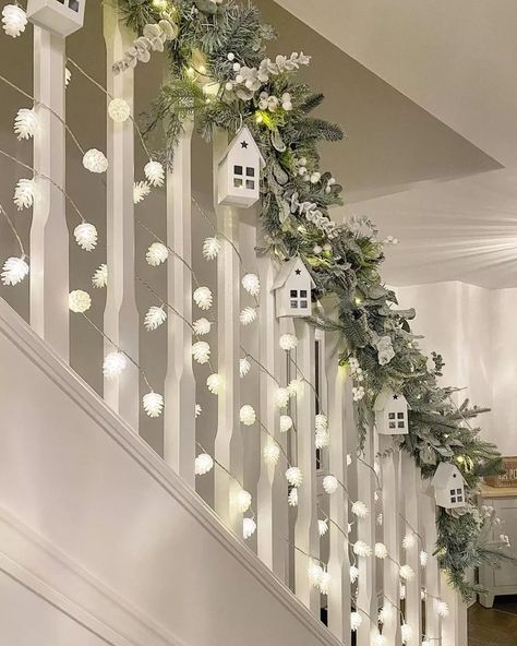 Stairway Decor Ideas, Stairs Organization, Small Stairs, Christmas Garland On Stairs, Christmas Banister, Christmas Stairs Decorations, Storage Stairs, Staircase Decor Ideas, Stairs Wall