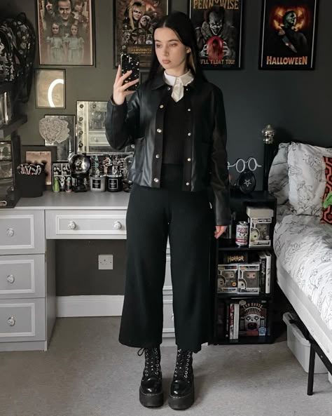 Gen Z Goth Fashion, Dark Semi Formal Outfit, Dark Monochrome Outfit, Grunge All Black Outfit, Alternative Job Interview Outfit, Sarah Bailey Outfits, Business Punk Outfit, Corporate Grunge Aesthetic, Business Punk Fashion