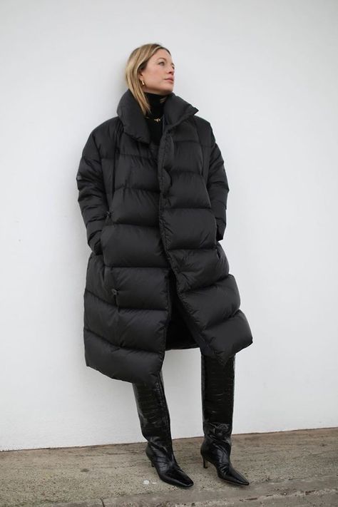 Padded Coat Outfit, Duvet Coat, Quilted Coats, Coat Trends, Cozy Coats, Long Puffer Coat, Puffy Coat, Cold Weather Outfits, Padded Coat