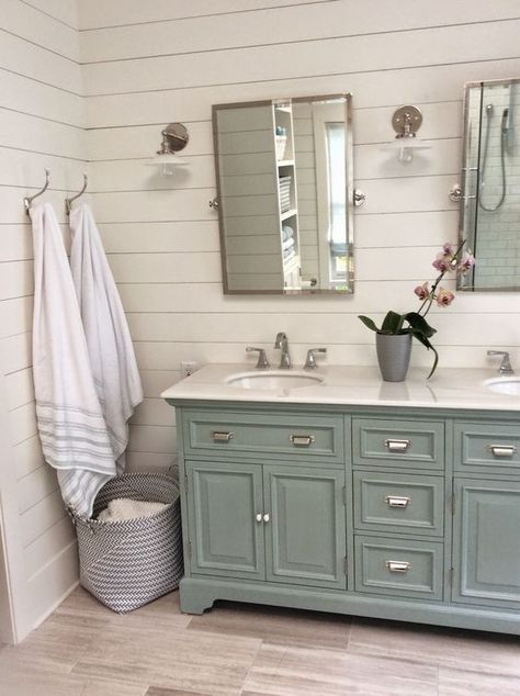 10 Farmhouse inspired bathrooms you will dream about Cottage Bathroom Ideas, Vanity Makeover, Bathroom Vanity Makeover, Farmhouse Bathroom Vanity, Cottage Bathroom, Bad Inspiration, Modern Farmhouse Bathroom, Bathroom Redo, Bath Room