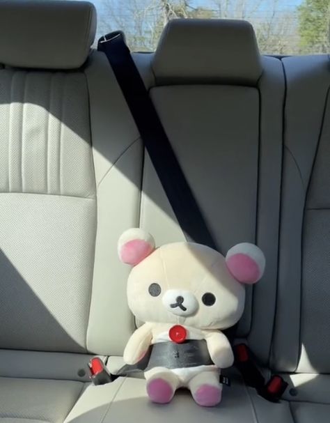 Rilakkuma Car Accessories, Kpop Car Decor, Car Plushie, Car Decoration Ideas, Car Back Seat Aesthetic, Pink Beetle, Girly Car Accessories, Car Deco, Cool Car Accessories