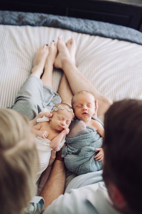 New Born Twins Baby Shoot, Newborn Twins Family Photography, Twin Newborn Hospital Pictures, Twin Family Photoshoot Newborn, Newborn Photoshoot Twins, Twin Baby Family Photos, Lifestyle Twin Newborn Session, Newborn Twin Poses, At Home Twin Newborn Pictures