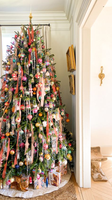 Tinsel Christmas Tree, Christmas Tree Inspiration, Christmas Inspo, Noel Christmas, Christmas Mood, Merry Little Christmas, Holiday Inspiration, Christmas Aesthetic, Christmas Deco