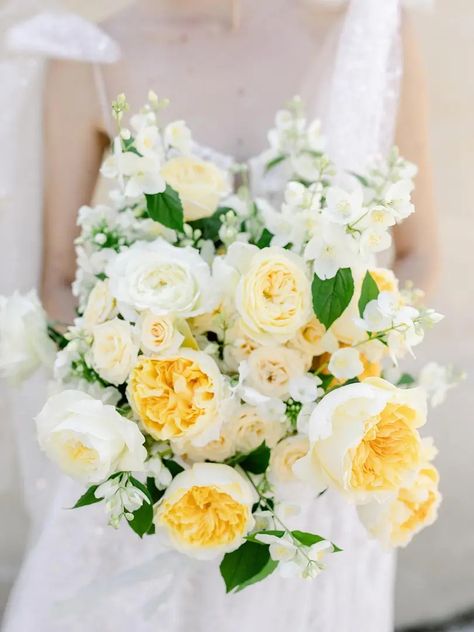 Workshop Chateau de Fonscolombe David Austin Wedding, Ivory Rose Bouquet, Yellow Rose Bouquet, Berta Wedding, French Chateau Wedding, Wedding Roses, Colorful Wedding Flowers, Winter Wedding Bouquet, Red Rose Wedding