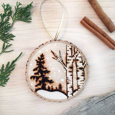 Wonderland Scenery, Wood Burned Christmas, Cinnamon Sticks Ornaments, Stick Ornaments, Rustic Winter Decor, Woodburning Ideas, Natural Ornaments, Wood Burning Techniques, Wood Slice Art