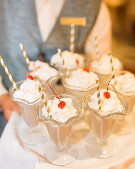 Ways To Serve Ice Cream, Beach Chic Wedding, Ice Cream Wedding, Cream Wedding Cakes, Milkshake Bar, Ice Cream Menu, Mini Ice Cream Cones, Wedding In California, Serve Ice Cream