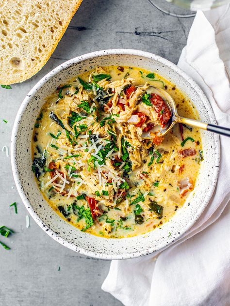 Chicken Florentine Soup: This delicious and warming chicken florentine soup gives the classic French entrée a swoon-worthy makeover! #chicken #chickensoup #chickenflorentine #soupseason Florentine Chicken, Honey Roasted Sweet Potatoes, Tomato Florentine Soup, Pre Run Snack, Florentine Soup, Chicken Florentine Soup, Chili Honey, French Chicken, Florentines Recipe