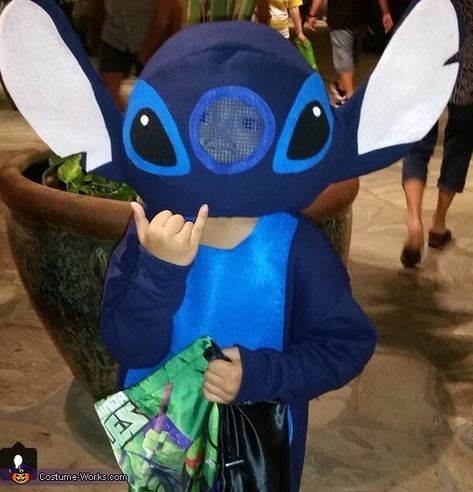 Darcie: Our lilo and Stitch costume Theme came from my son. He loves the movie! Stitch: Stitch is worn by my son. Mask is made from paper mache and covered with... Stitch Costume Diy, Lilo Costume, Lilo And Stitch Costume, Stitch Halloween Costume, Stitch Costume, Lilo And Stitch Characters, Halloween Costumes 2014, Stitch Head, Stitch Character