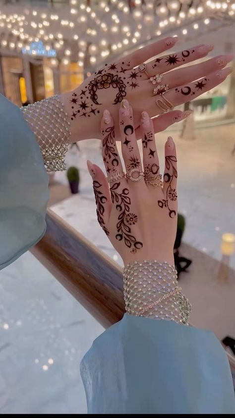 1st Love, Beautiful Simple Mehndi Design, Short Mehndi Design, Cute Henna Designs, Henna Inspiration, Tattoo World, Simple Mehendi Designs, Floral Henna Designs, Tato Henna