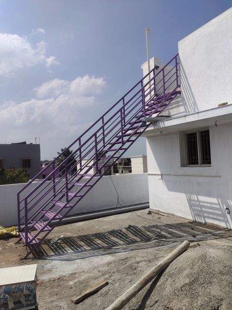 Iron Stairs For Terrace, Stears Steps Design, Staircase Design Iron, Ladder Staircase, Terrace Stairs, Roof Stairs, Aa Steps, Iron Ladder, Latest Gate Design