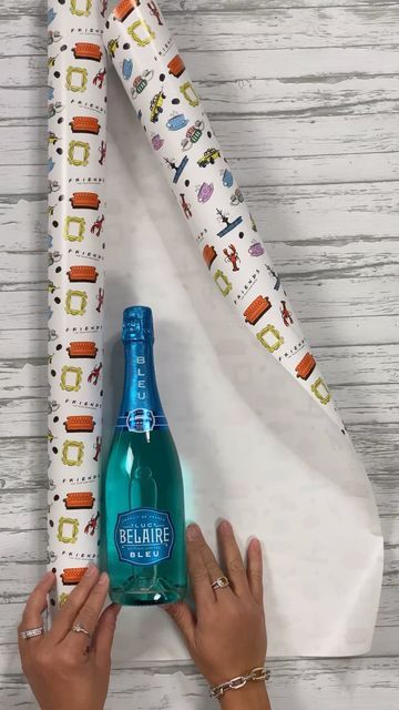 Water Bottle Gift Wrapping Idea, Wrapping Bottles Gift Ideas, Gift Wrap A Bottle, Wrap A Bottle, Rapping Paper, Christmas Gift Wrapping Diy, Bottle Gift Wrapping, Christmas Wrapping Diy, Pretty Gift Wrapping Ideas