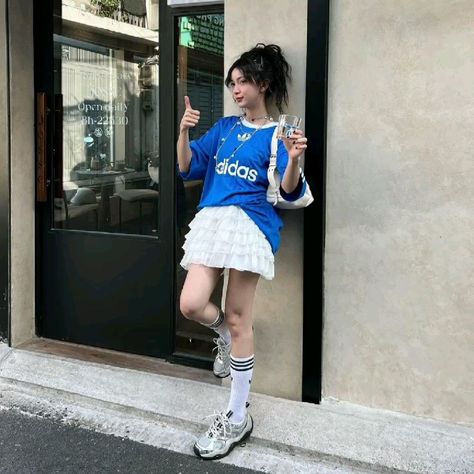 Daily Look Outfits Summer, Kpop Jersey Outfit, Outfit Ideas Jersey, Adidas Jersey Outfit, Jersey Style Outfits, Outfit With Jersey, How To Style A Jersey, White Jersey Outfit, Blue Jersey Outfit