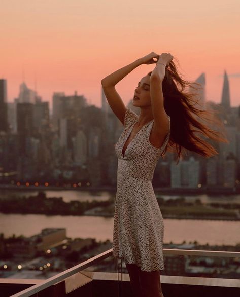 Rooftop Shoot Photography, Rooftop Model Poses, Rooftop Shoot Ideas, City View Photoshoot, Sunset Fashion Photography, Sunset Model Photography, Sunset Shoot Photo Ideas, Rooftop Portrait Photography, Sunset City Photoshoot