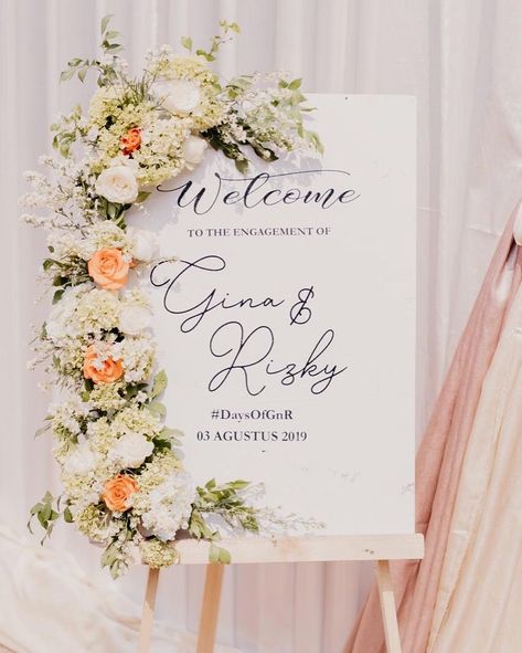 Sign board engagement Wedding Name Board On Stage, Name Board Design For Engagement, Welcome Sign For Reception, Engagement Ceremony Welcome Board, Welcoming Board Engagement, Engagement Entrance Board Ideas, Small Engagement Decor, Name Board For Engagement Entrance, Welcome Board Engagement Entrance